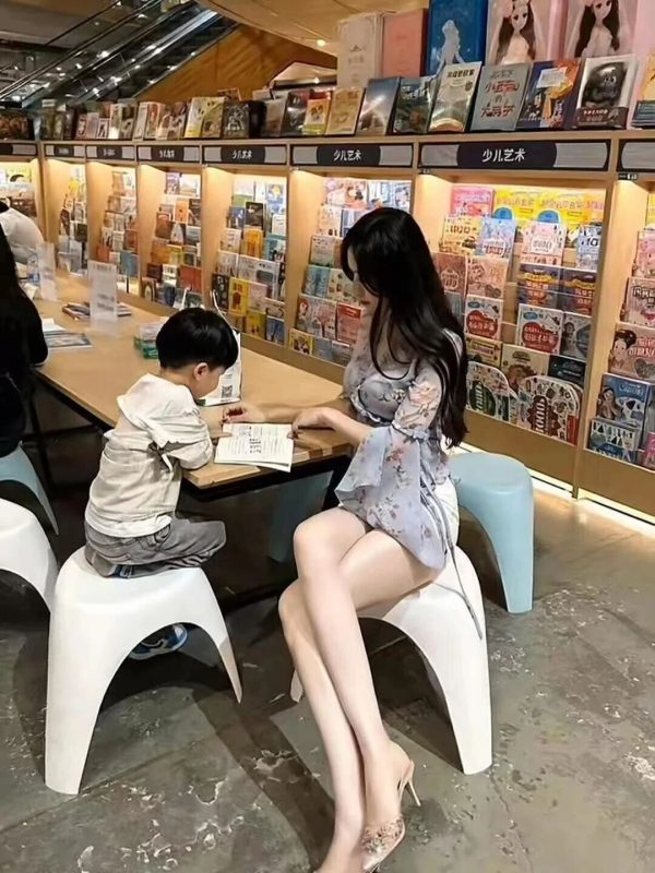 有些人为什么会想着别人老婆？鼠鼠为博客、自媒体、资讯类的网站设计开发，简约优雅的设计风格，全面的前端用户功能，简单的模块化配置，欢迎您的体验鼠鼠